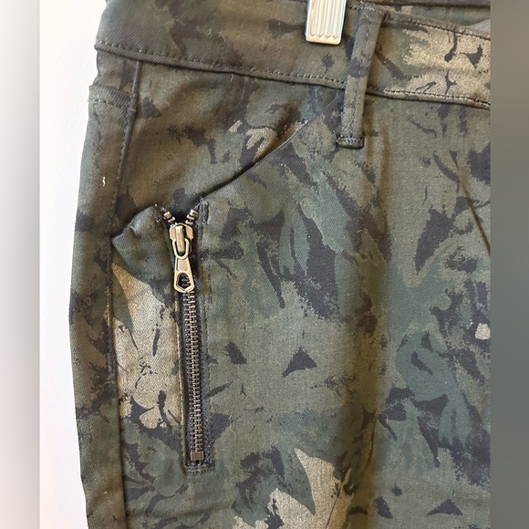 JOE’S Jeans Black Green Army, Leaf Print Pants, Stretch - size 31 - Picture 4 of 9